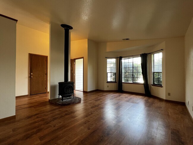 Building Photo - 1476 Frontier Ave