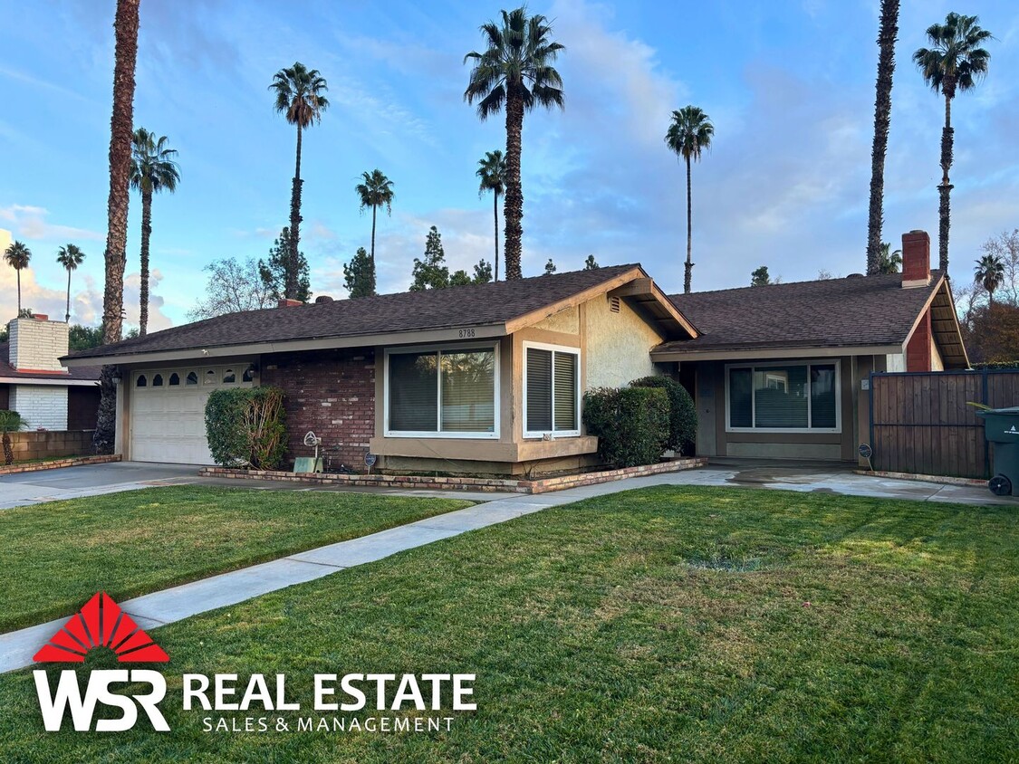 Spacious 5 Bedroom Home Near Victoria Ave with Easy Freeway Access - Spacious 5 Bedroom Home Near Victoria Ave with Easy Freeway Access