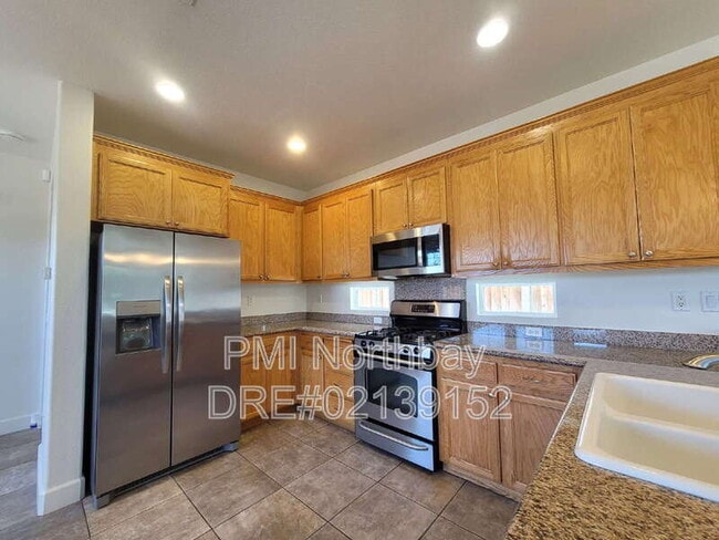 Building Photo - 481 Lexington Dr