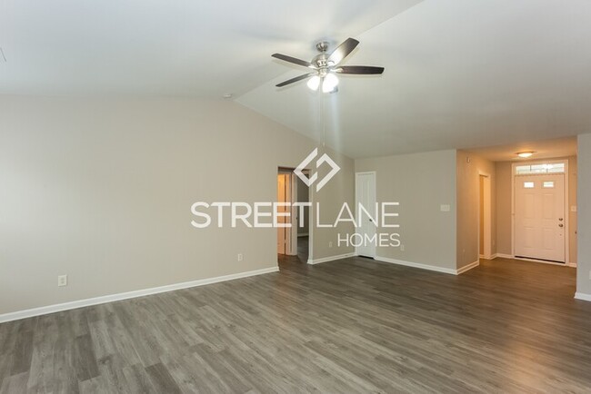 Building Photo - 3 Bed/2 Bath- $1000 off first months' rent!