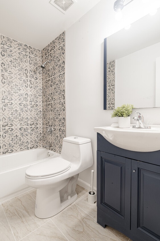 Acogedor baño completo - 824 48th Pl NE