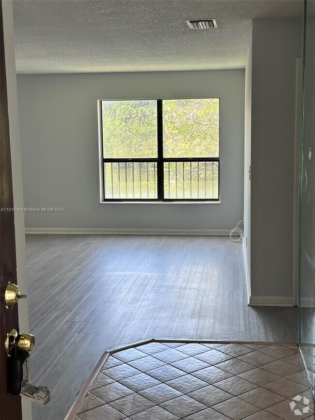 Building Photo - 2526 Carambola Cir N