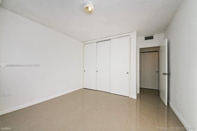 Foto del edificio - 3 br, 2 bath House - 7545 E Treasure Dr Ap...