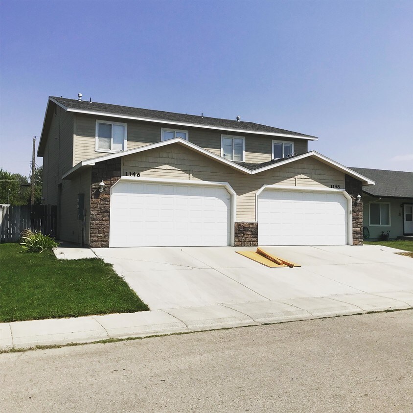 1146 SE Freedom Cir, Mountain Home, ID 83647 Townhome Rentals in