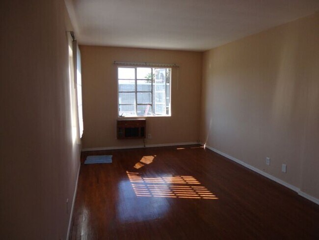 Building Photo - Nice 2 + 1 (5) Unit Complex Van Nuys