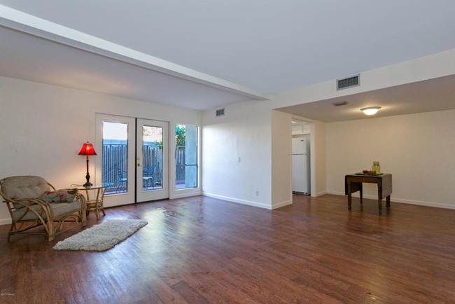 Foto del edificio - 1509 E Prince Rd