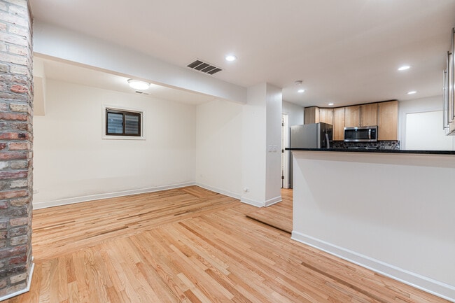 Building Photo - 516 N Hermitage Ave