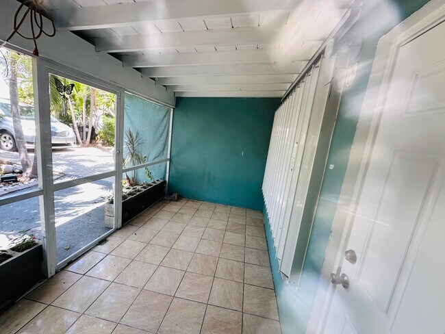 Foto del edificio - 326 N B St