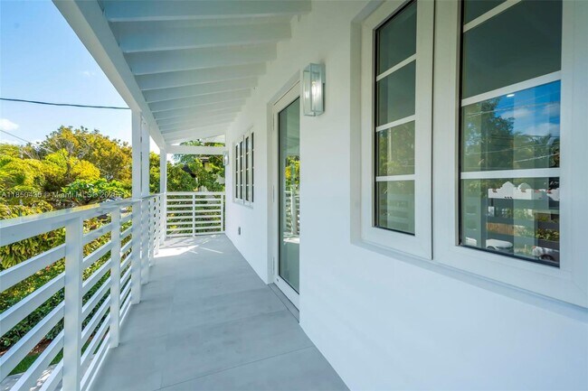 Foto del edificio - 524 NE 65th St