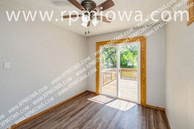 Building Photo - NEWLY RENOVATED !! 3 bedroom, 2 Bathroom H...