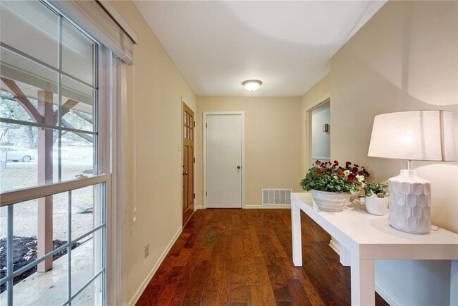 Foto del edificio - 4500 Edendale Ct