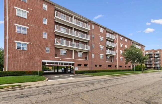 Foto del edificio - Modern 2BR / 2BA Condo with Balcony & Parking at Union Square – Hackensack