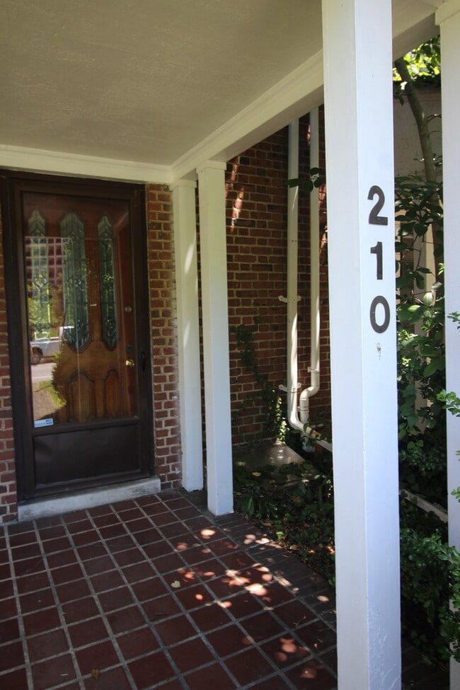 Photo - 2026/2027 Off-Campus JHU Spacious 5bd/2ba Rowhome OSP & W/D! Available 6/8