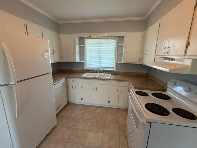 Foto del edificio - Charming 3 Bedroom, 2 Bath Home with Large Attached Shop in South Dalton