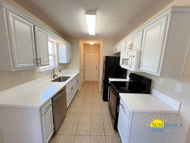 Building Photo - Charming 3-Bedroom Home in Crestview Near ...