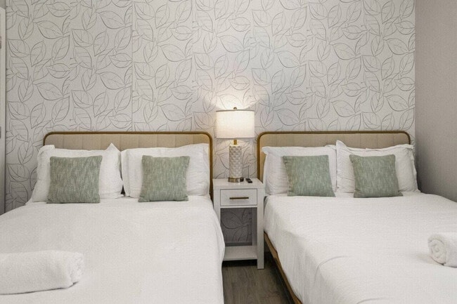 Building Photo - 6612 W Paradise Ln