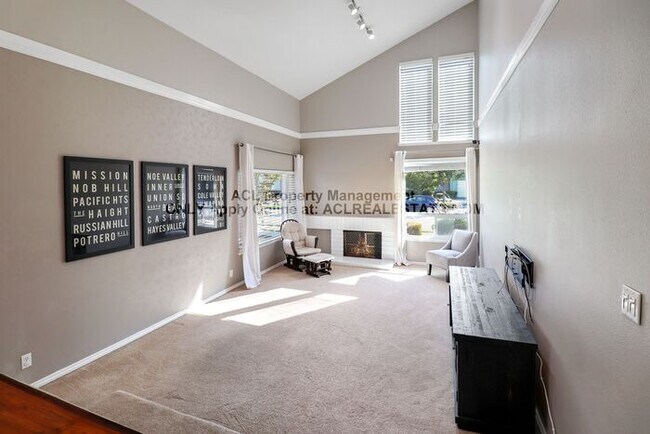 Foto del edificio - Stunning, Centrally Located 5 bed 3 bath S...