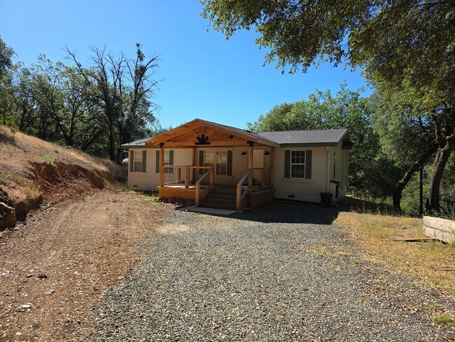 Building Photo - Private Living Close to Town