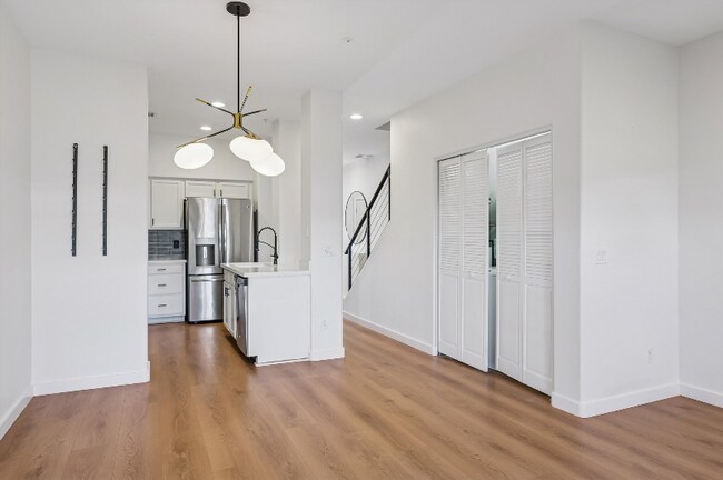 Building Photo - 525 N Miller Rd