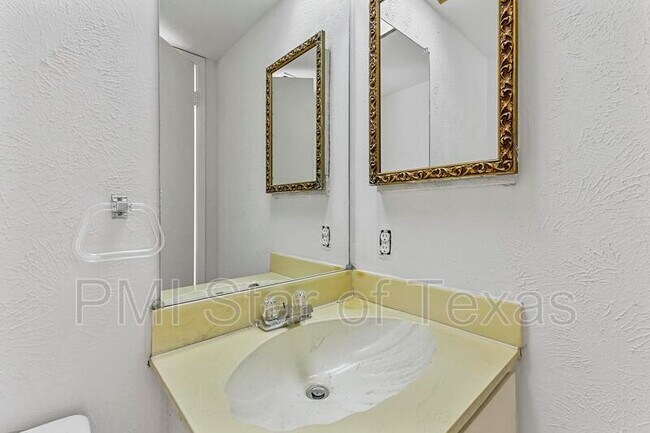 Building Photo - 22 E Mountain Creek Dr