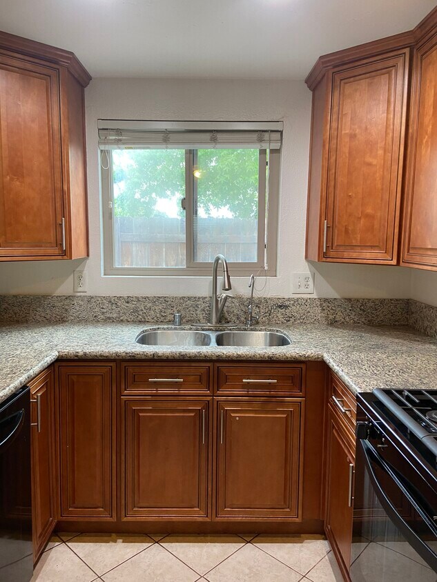 Foto principal - 5180 N River Rd