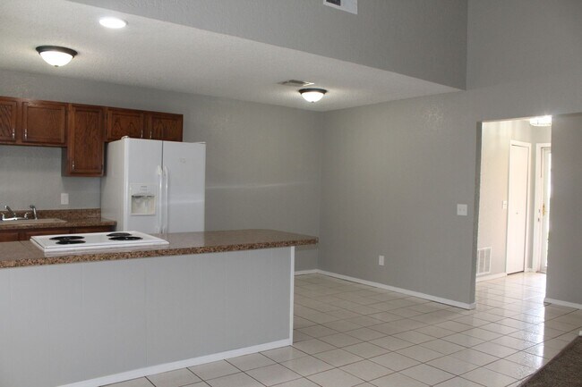 Building Photo - 3 bed 2 bath