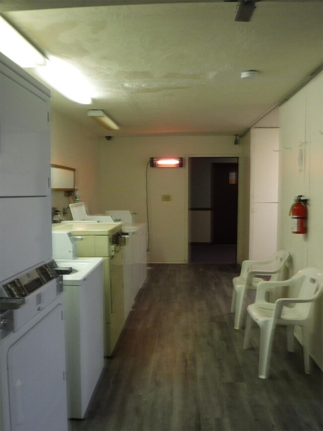 Foto del edificio - 930 E Colonial Manor Dr