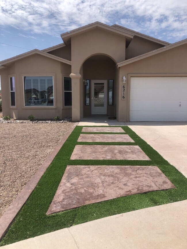 Foto del edificio - 6216 Lovebird Ln
