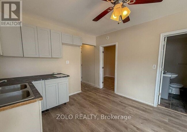 Building Photo - 309 Cedar St N