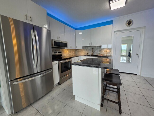 Foto del edificio - 1BR/1BA waterfront condo with golf course ...