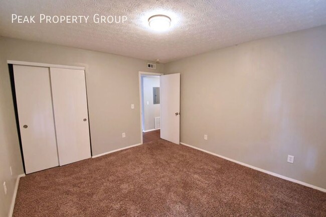 Foto del edificio - 1393-1395 Summit Street-2 Bedroom