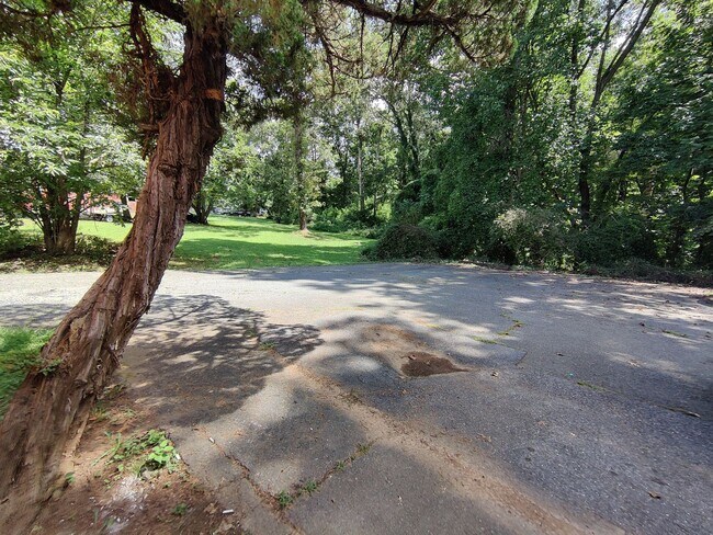 Building Photo - Fully Furnished 1 bedroom / Garden Apartment / Utilities included Travel Nurse Special