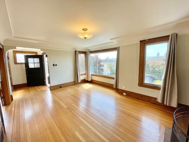 Building Photo - Westwood Park - Stunning 3BR+ / 2 BA Home w/Fabulous Back Yard! - PROGRESSIVE