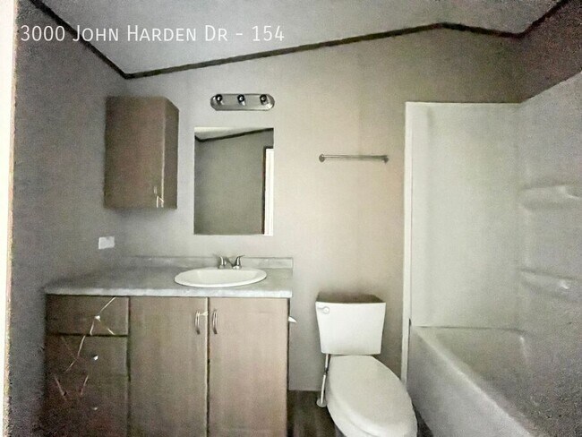 Foto del edificio - 3000 John Harden Dr