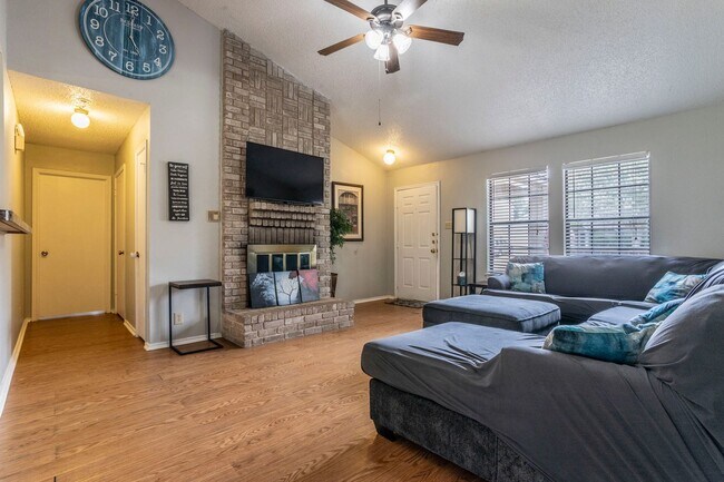 Foto del edificio - RENOVATED 3-BEDROOM IN NORTHWEST CROSSING