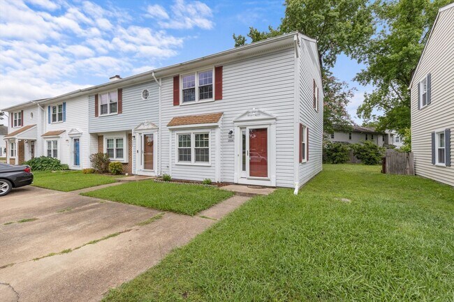 Foto del edificio - 3BR/1.5BA End-Unit Townhome in Chesapeake—...