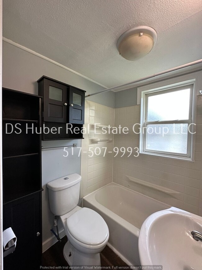 Building Photo - Cozy 2 Bedroom house with High end kitchen...