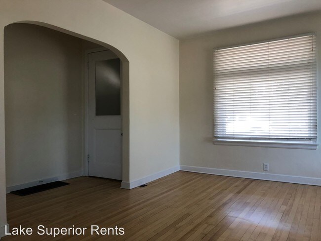 Foto del edificio - 3 br, 1.5 bath Room For Rent - 1132 E 3rd St