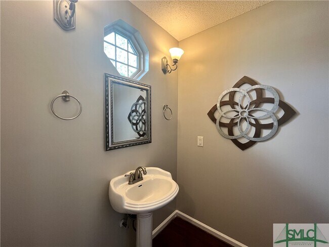 Building Photo - 208 Pine Forest Ln