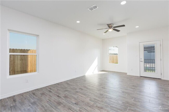 Building Photo - 815 N 15th Pl