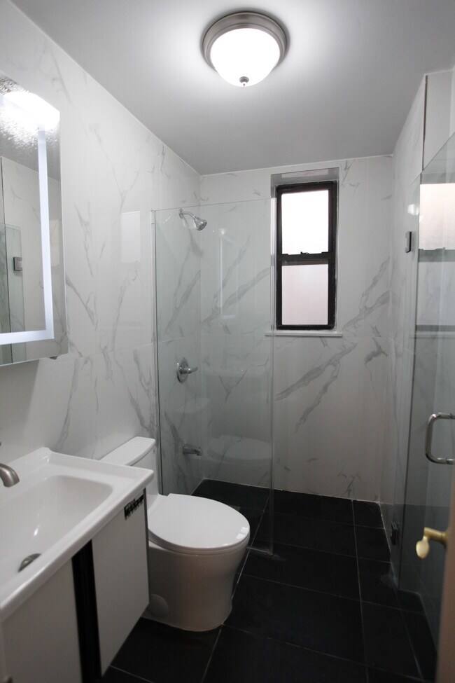 New luxury hotel style bathroom. - 35-25 Crescent St