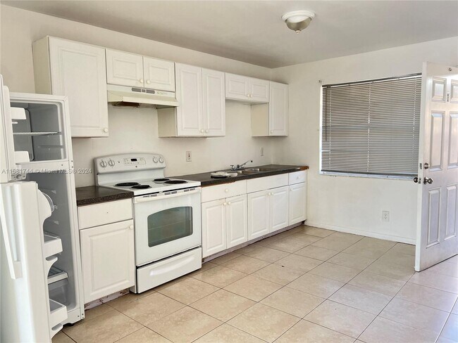 Building Photo - 817 5th St