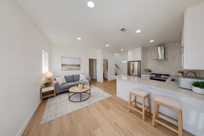 Building Photo - Newer Build! 4BD/2BA on 63rd