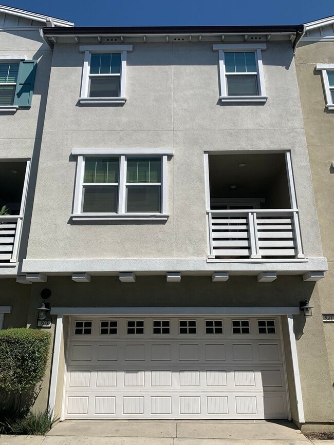 Building Photo - Updated 3 Bedroom Townhome in Tustin