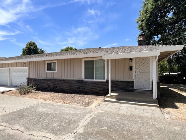 Foto del edificio - Inviting Duplex Just 5 Minutes from Sac State