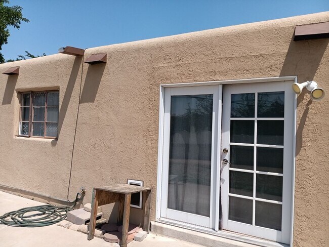 Foto del edificio - 3 Bedroom, 2-Bathroom in the NE Heights, Close to Everything.