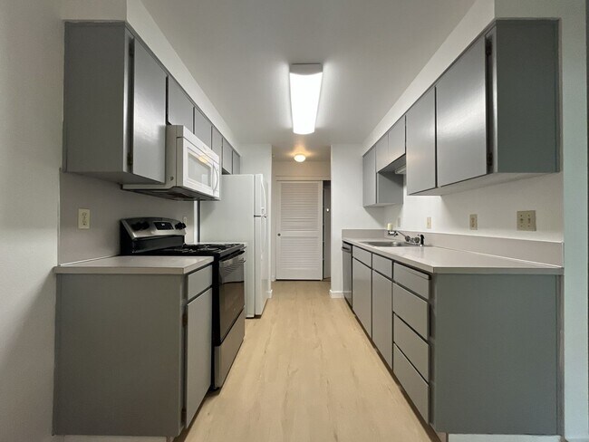 Foto del edificio - Beautiful Upper-Level Condo in the Heart of Multnomah Village with Private Covered Balcony and In...