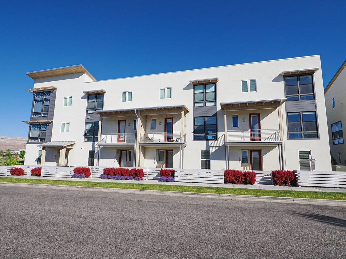 Primary Photo - 3 Bedroom, 2.5 Bathroom in South Jordan