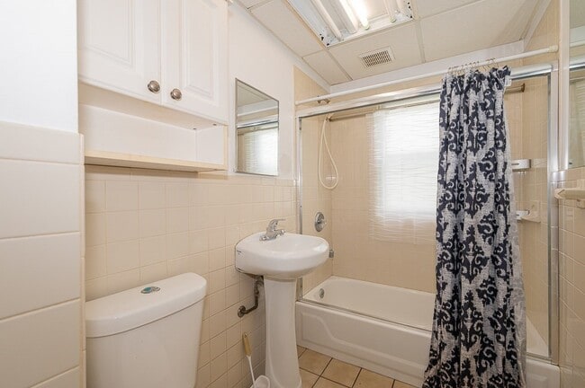 Bathroom - 49 Catharine St