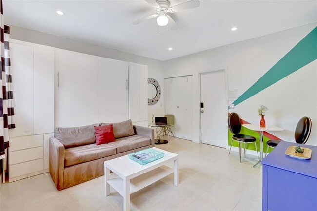 Building Photo - 320 Hendricks Is